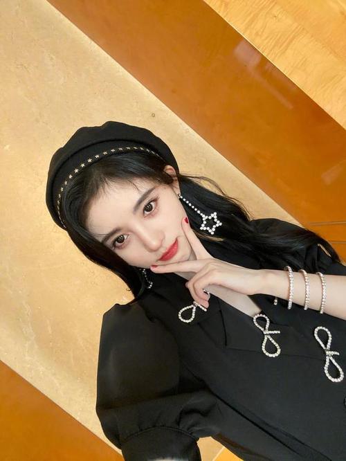 鞠婧祎穿蝴蝶结露腰短裙搭配长靴小秀蛮腰长腿甜美性感