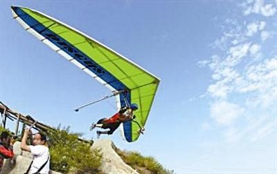 2009年7月18日,"中国第一飞人"衣瑞龙自驾无动力三角翼悬挂滑翔机