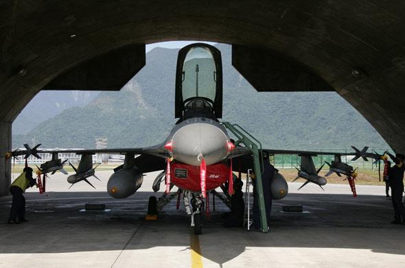 台空军基地机库中待命的f-16a型战斗机