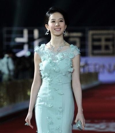 娱圈女星脸颊两极化:刘诗诗清新淡雅 郑爽刘亦菲水嫩 杨幂干瘪显苍老