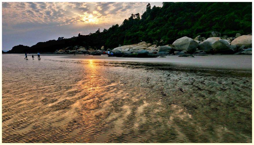 珠海市西区三灶横石基浅水滩是个摄影的好地方,天然礁石及浅水的海滩