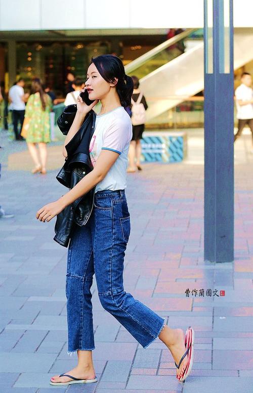 19.这是人字拖搭配普通长裤和普通衬衫的实例.