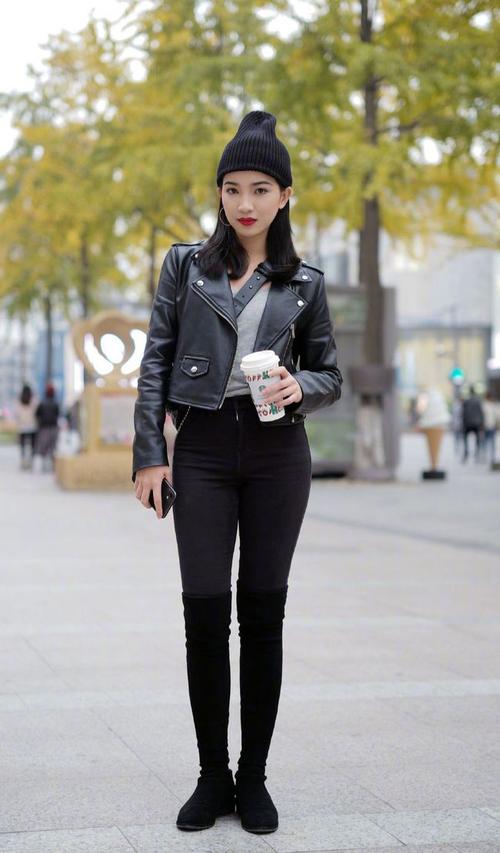 比如紧身牛仔裤吧,就非常适合身材高挑,腿型优美的女生穿着,这样的