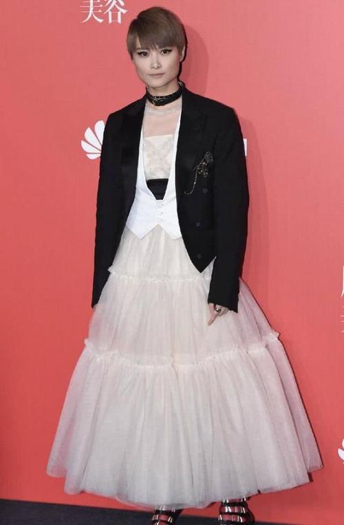 你肯定想不到向来中性风的李宇春突然爱上萝莉裙太甜了吧