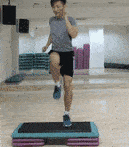 左脚蹬地踩上踏板, 右脚向后踢腿, 右腿还原, 左脚点地重复以上动作.