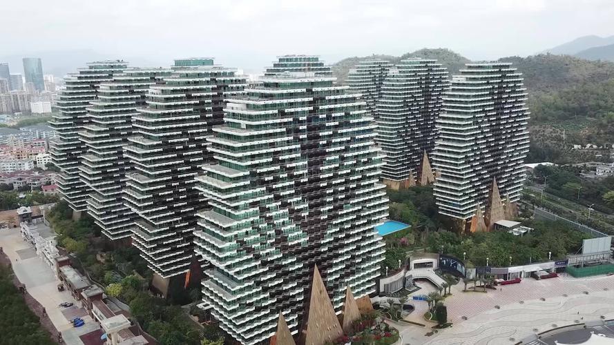 航拍海南美丽之冠大树公馆和临春岭森林公园