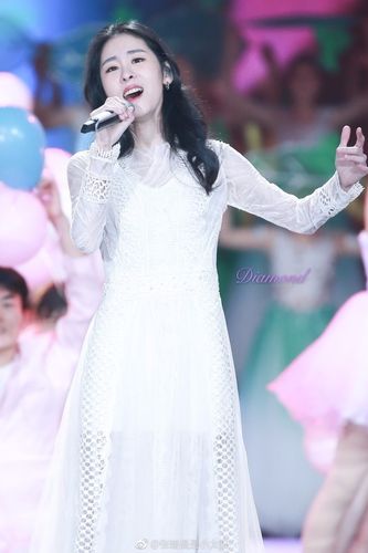 张碧晨穿白裙录制华人华侨春晚台上唱歌,看图似乎要飙