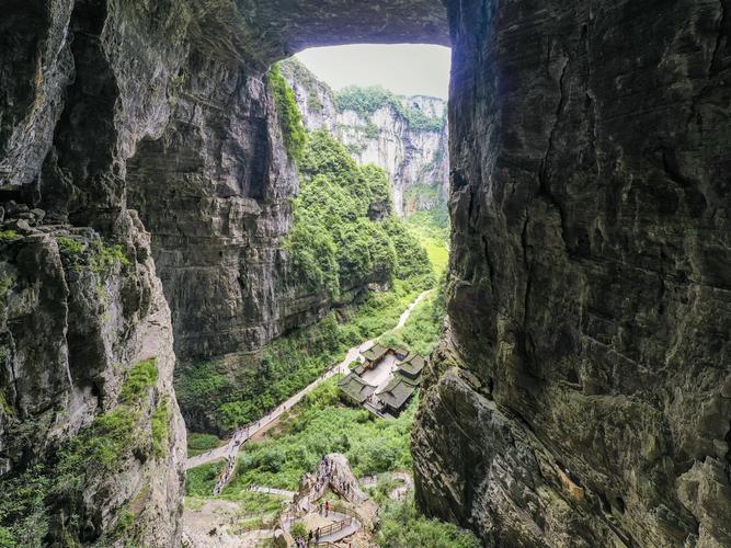 7月29日,游客在天生三桥景区内的天龙桥景点游览(无人机照片).