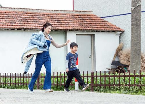 黄圣依变身"超人妈妈",照顾儿子安迪是一把好手