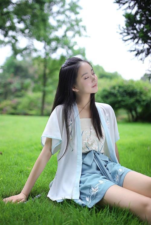 夏天穿什么材质的衣服凉快 夏天穿什么颜色的衣服凉快