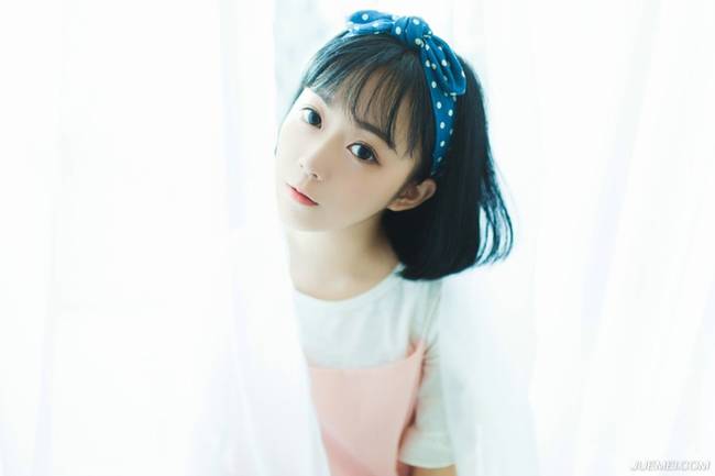 大眼萌妹清新明媚居家私房生活照