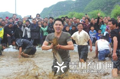 "楼纳四月六·好花红开秧节""浑水摸鱼"活动好闹热