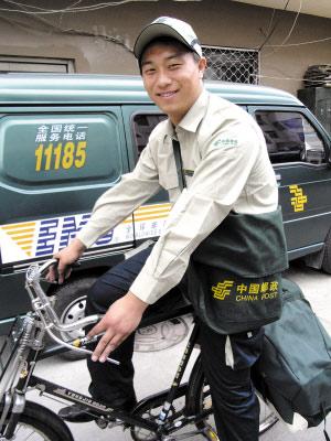 邮政员工更换制服 夹克装运动帽彰显时尚(图)