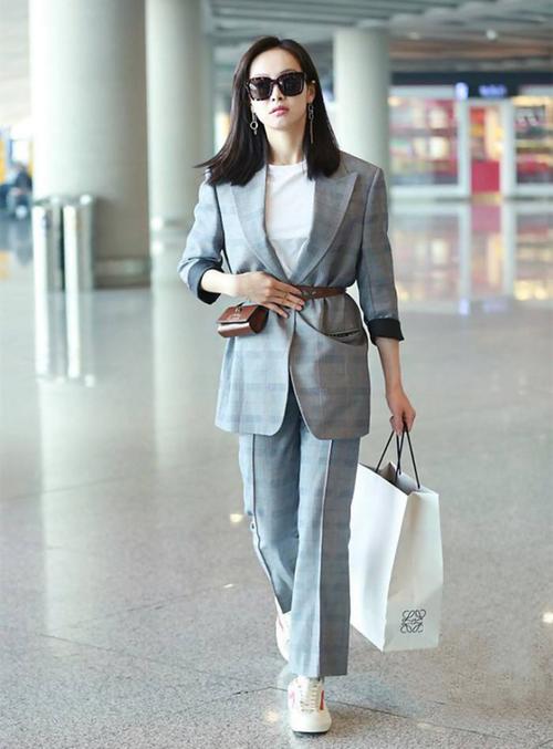 黑色的西装 内搭白t 小白鞋,干练又不失女人味.