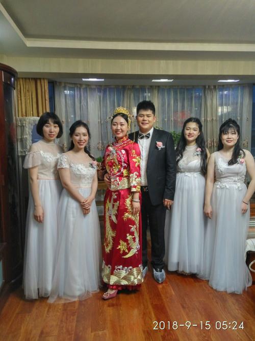 四位美丽的伴娘与新郎新娘合影.