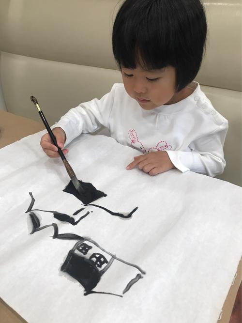 今天,孩子们参加区域游戏,也拿起毛笔绘出儿童水墨画的意境