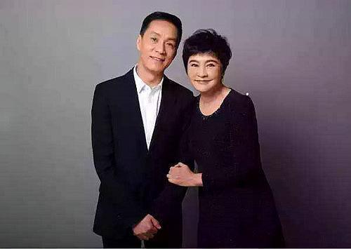 56岁冯远征和妻子近照二人结婚26年却没孩子原因让人温馨