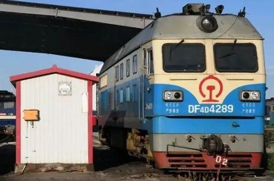 火车头是怎么加油的呢?