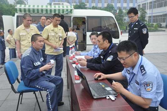 近日,凤城监狱邀请长寿区交巡警支队为服刑人员现场办理驾驶证