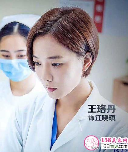 在电视剧中,王珞丹饰演海归博士江晓琪,一到医院就上任副主任