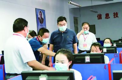 本报讯    7月19日,区委副书记,区长南宏到太谷中学,太谷二中