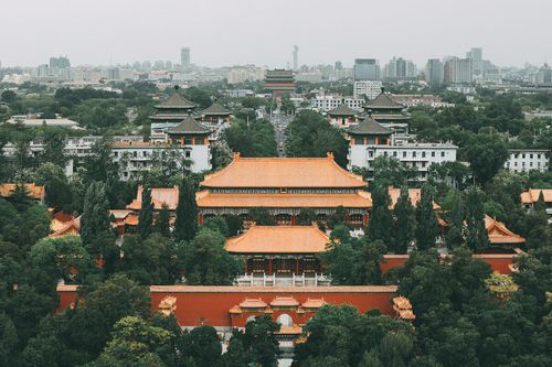 北京城景山公园俯瞰故宫和北海公园白塔