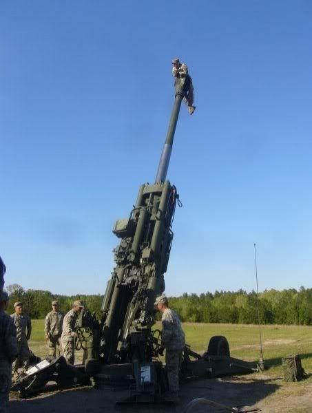 美军士兵操纵m777榴弹炮