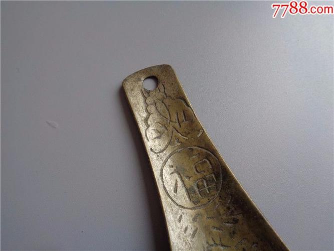 民国时期瑞兽蝴蝶福字纹刻铜鞋拔子
