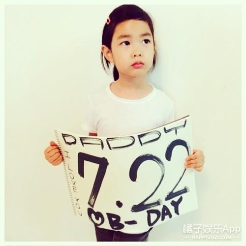 而作为晒女狂魔的tablo,只要尽职尽的带着女儿去看bigbang的演唱会就