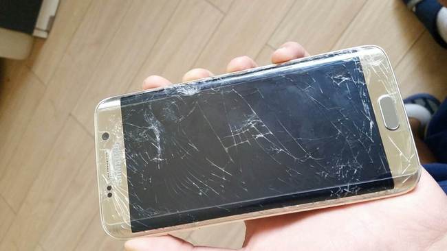 学校让学生当众砸手机,称家长孩子都同意,我咋不信?