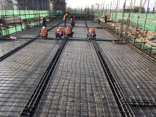 10月9日,公司承建的榆林化学项目脱硫综合楼一层框架钢筋绑扎中.