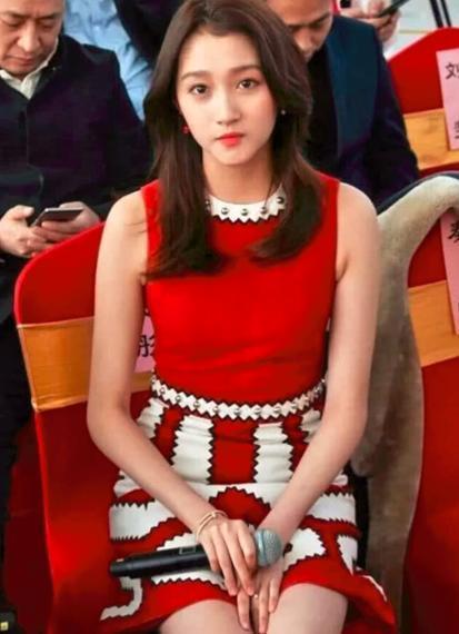 关晓彤出席活动裙子太短,坐下时一细节令人折服,难怪鹿晗喜欢