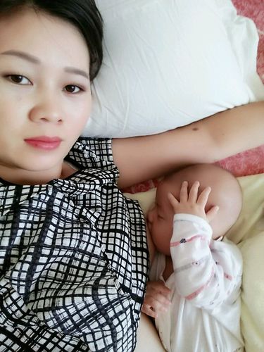晒晒宝宝吃奶照