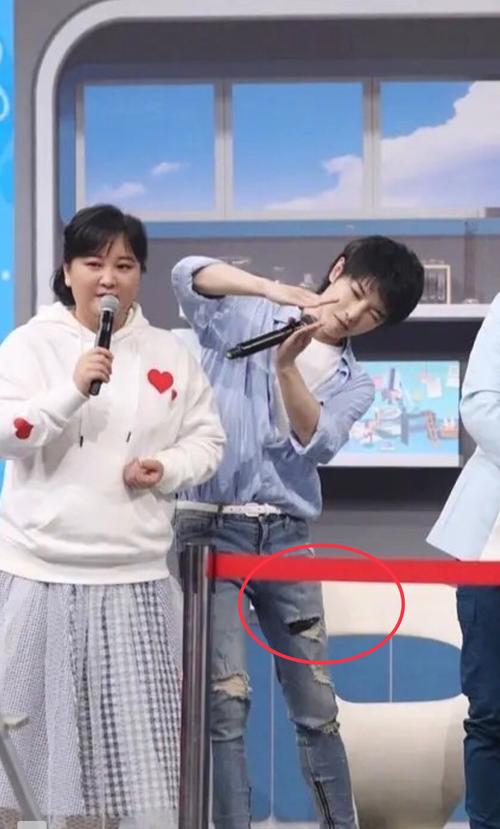 华晨宇裤子破洞太大,看到裤兜掉出来东西的颜色,网友