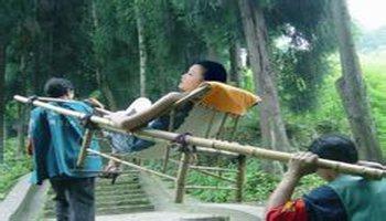 滑竿这种古老的交通工具至今仍在民间流行,在中国江南各地山区广泛