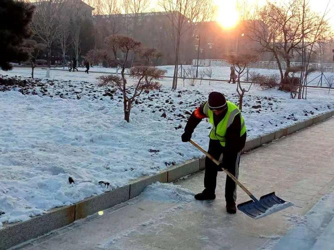 今天早上铁力环卫工人扫雪的照片