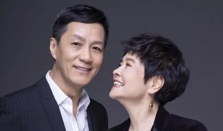 冯远征与大8岁妻子同框,为梁丹妮打伞好温柔,携手28年