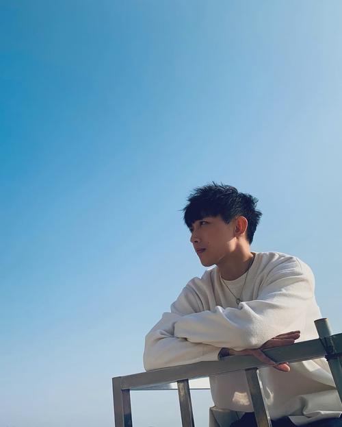 发堉不错的腹肌小奶狗被男摄影师盯上,白袜短裤自拍抢镜,想a!