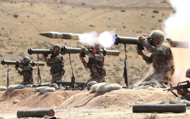 120毫米火箭筒威力顶尖,能反坦克能清暗堡,99a坦克扛得住吗?