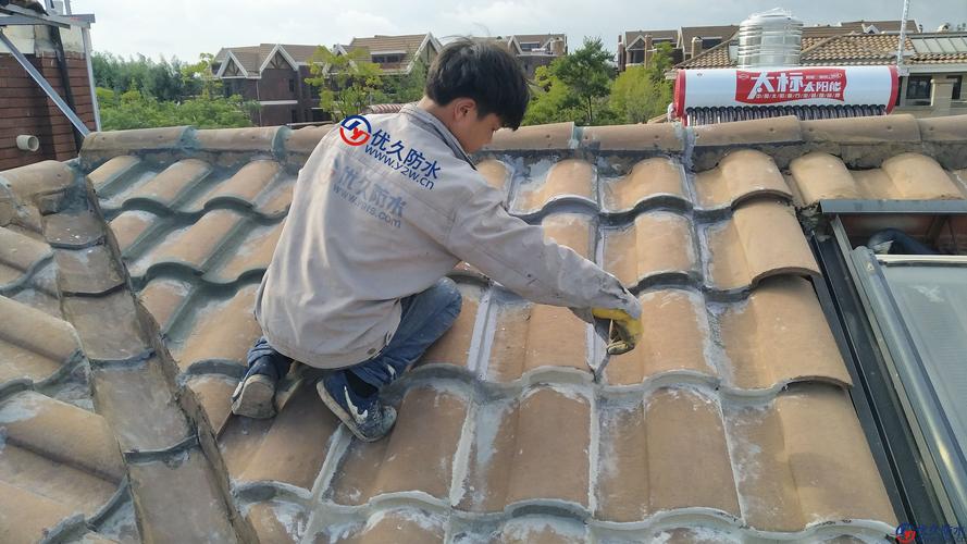 别墅斜坡瓦屋顶防水补漏