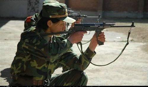 原创79式冲锋枪,从二线人员的自卫武器,利用套件进行各种"魔改"