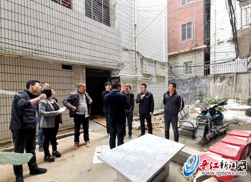 梅岭街道办事处主任陈其昌(右二)督导文明城市创建.