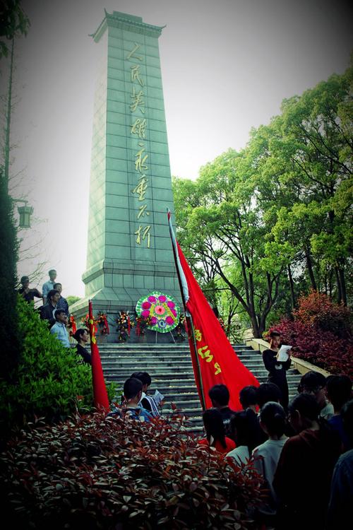潜山中学举行清明祭扫烈士墓活动