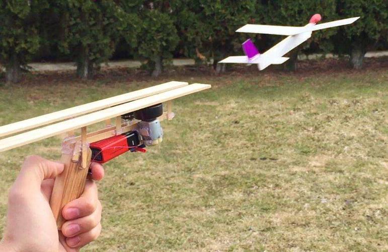 唯科乐机器人课程——《飞机发射器》