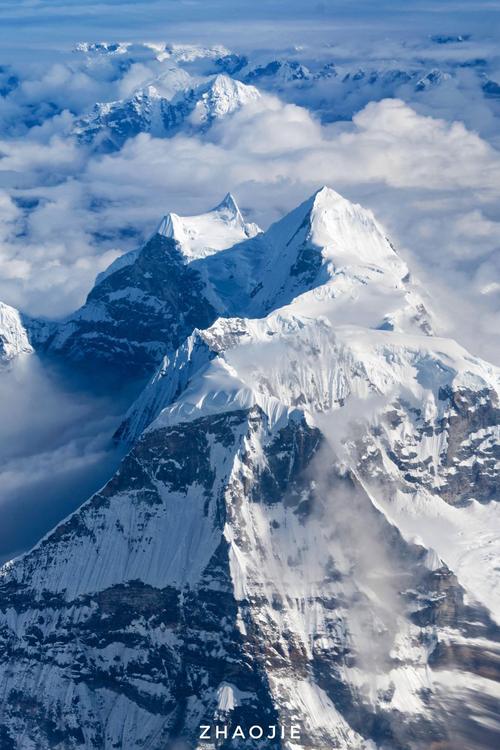 《航拍云海中的喜马拉雅山脉,索尼a7r2拍》丨@赵捷 摄