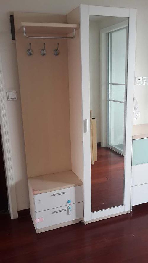 柜子放在门边可以当鞋柜,挂衣服,全身镜,衣柜,储物柜,附带一