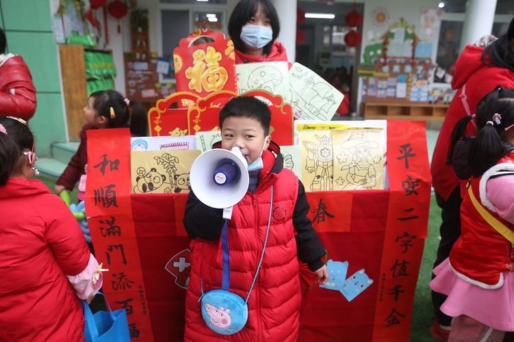 舞龙打鼓置办年货幼儿园里开起年货街