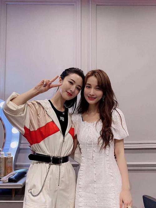 薇娅和李佳琦差距逐渐显现,前者开600万的车,后者助理