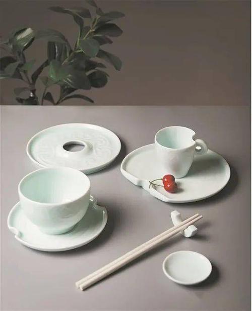 "璧象"餐具设计来源于传统玉文化和传统器物玉璧波浪盘镜面反射杯