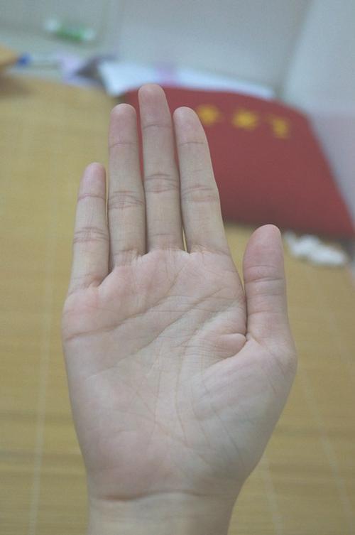 左手无名指与小指下方感情线断开,上下有两条细小纹路连接.